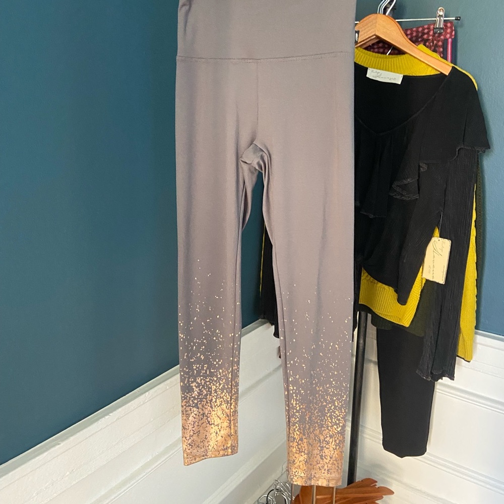 🛑SOLD Marika Gray High Rise Leggings Gold Foil Ombré Hem - Picture 7 of 11